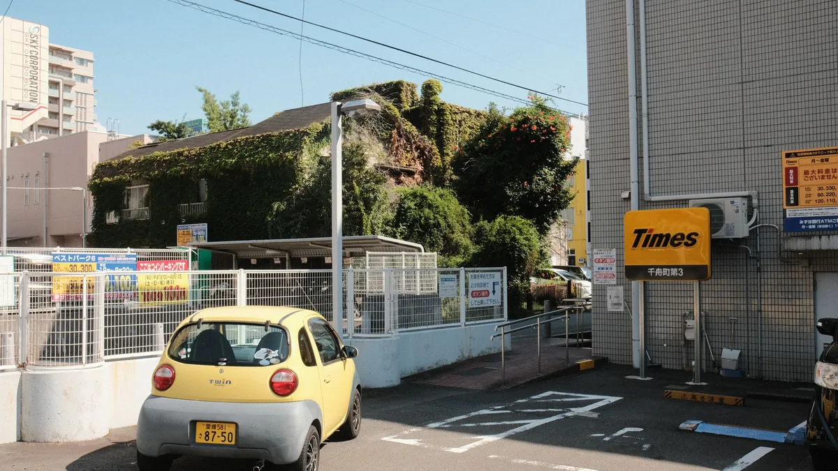 草が伸びたまま置かれている土地と敷地まわりの様子